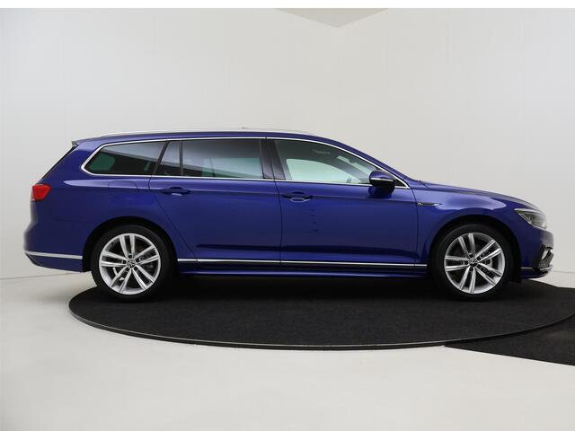 Volkswagen PASSAT Variant 1.5 TSI Elegance Business R | Panoramadak | Stoelverwarming | LED matrix verlichting | Achteruitrijcamera | 3-zone airco | Navigatie | Digital cockpit Pro |