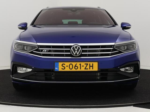 Volkswagen PASSAT Variant 1.5 TSI Elegance Business R | Panoramadak | Stoelverwarming | LED matrix verlichting | Achteruitrijcamera | 3-zone airco | Navigatie | Digital cockpit Pro |