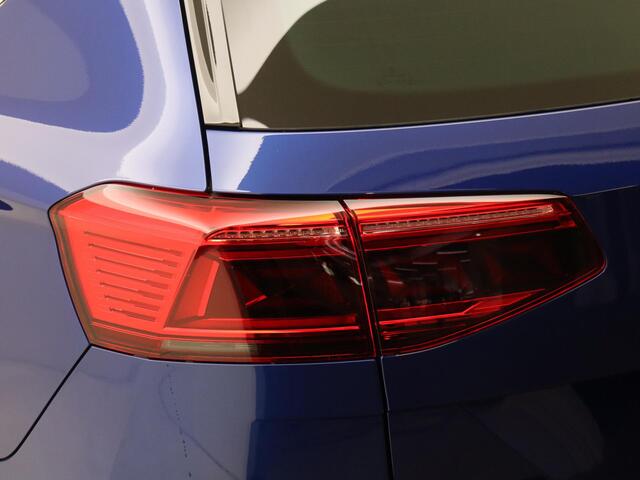 Volkswagen PASSAT Variant 1.5 TSI Elegance Business R | Panoramadak | Stoelverwarming | LED matrix verlichting | Achteruitrijcamera | 3-zone airco | Navigatie | Digital cockpit Pro |