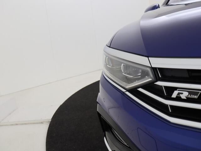 Volkswagen PASSAT Variant 1.5 TSI Elegance Business R | Panoramadak | Stoelverwarming | LED matrix verlichting | Achteruitrijcamera | 3-zone airco | Navigatie | Digital cockpit Pro |