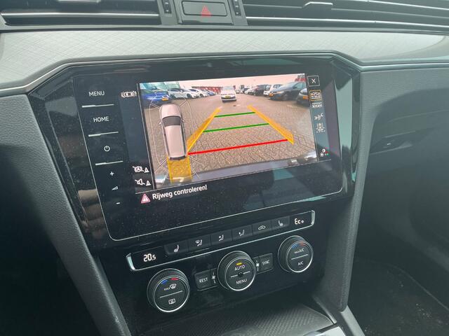 Volkswagen PASSAT Variant 1.4 TSI PHEV GTE Business / Digitaal dashboard / Pano / Head-up / Dodehoek / Camera / Parkeersensoren V+A / Zwenkbare trekhaak