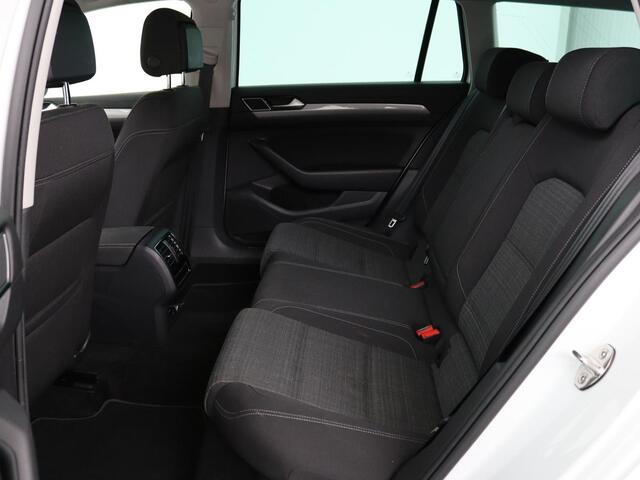 Volkswagen PASSAT 2.0 TDI Comfort Business | Stoelverwarming | Camera | Adaptive cruise | Carplay | Massage | Navigatie | Full LED | Parkeerhulp