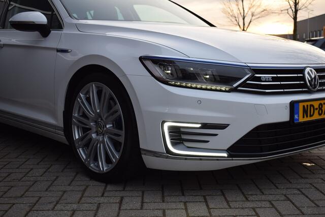 Volkswagen PASSAT Variant GTE 1.4 TSI DSG Navi - PDC - Trekhaak - 19"