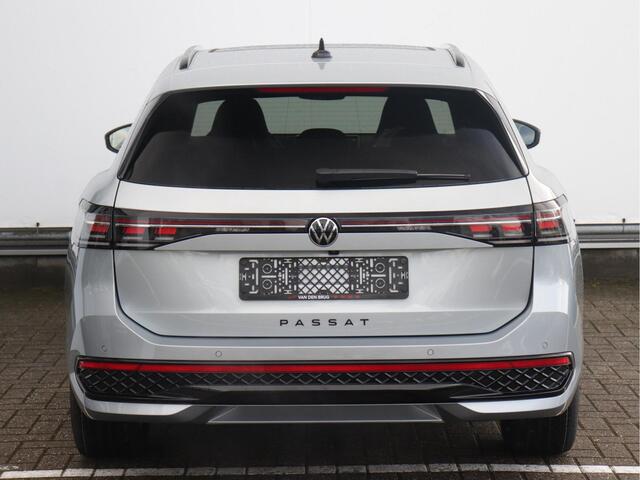 Volkswagen PASSAT Variant R-Line-Edition 1.5 eHybrid 204pk | Panoramadak | Trekhaak | Black Style | Matrix LED | Navigatie | Camera |