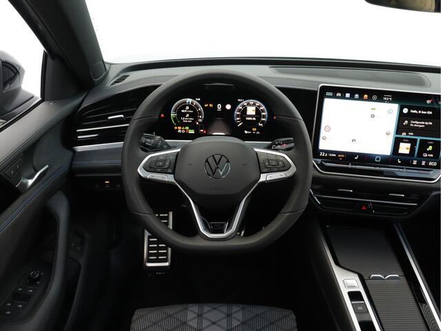 Volkswagen PASSAT Variant R-Line-Edition 1.5 eHybrid 204pk | Panoramadak | Trekhaak | Black Style | Matrix LED | Navigatie | Camera |