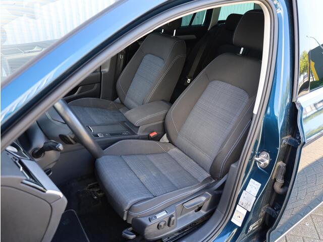 Volkswagen PASSAT Variant GTE 1.4 TSI PHEV Panodak | Camera | Elektriche kofferklep | Trekhaak | Adaptive Cruise | Getint Glas |