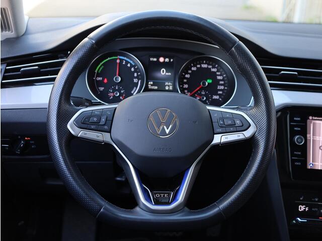 Volkswagen PASSAT Variant GTE 1.4 TSI PHEV Panodak | Camera | Elektriche kofferklep | Trekhaak | Adaptive Cruise | Getint Glas |