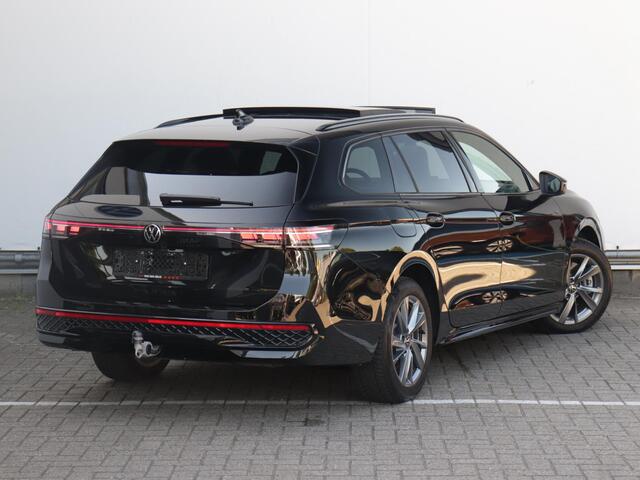 Volkswagen PASSAT Variant 1.5 eHybrid R-Line Edition | Trekhaak | Head-Up | Panoramadak | 360 Camera | Dodehoekdetectie | Matrix | Keyless |