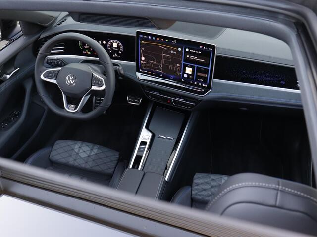Volkswagen PASSAT Variant 1.5 eHybrid R-Line Edition | Trekhaak | Head-Up | Panoramadak | 360 Camera | Dodehoekdetectie | Matrix | Keyless |