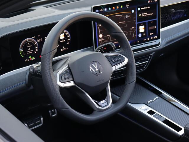 Volkswagen PASSAT Variant 1.5 eHybrid R-Line Edition | Trekhaak | Head-Up | Panoramadak | 360 Camera | Dodehoekdetectie | Matrix | Keyless |