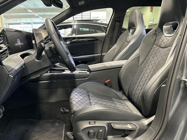 Volkswagen PASSAT Variant 1.5 272pk DSG eHybrid R-Line Edition · Panoramadak · 360 Camera · Elek. trekhaak · Massage · Harman Kardon Audio · Black Style · 18'' Inch · Garantie t/m September 2026