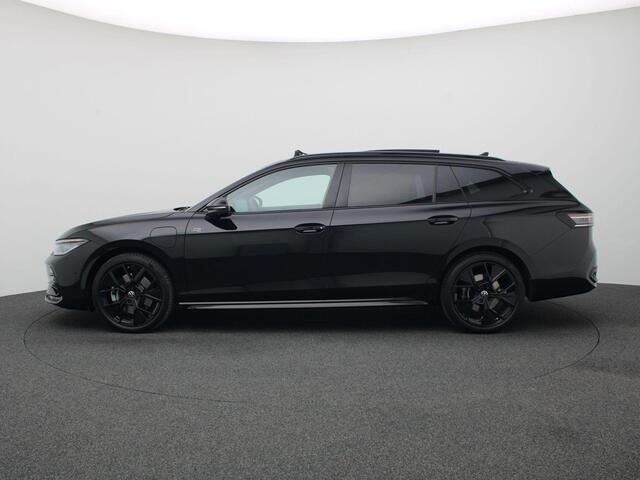 Volkswagen PASSAT Variant 1.5 eHybrid R-Line Business 272PK DSG black style, matrix led, trekhaak, 360gr. camera, head-up, panoramadak, Harman Kardon audio, stuur-stoelverwarming, stoelmassage, virtual pedal, 19" lichtmetaal