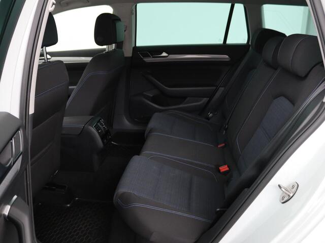 Volkswagen PASSAT 1.4 TSI PHEV GTE | Stoelverwarming | Massage | Carplay | Camera | Adaptive cruise | Matrix LED | Navigatie | Memory | Sfeerverlichting
