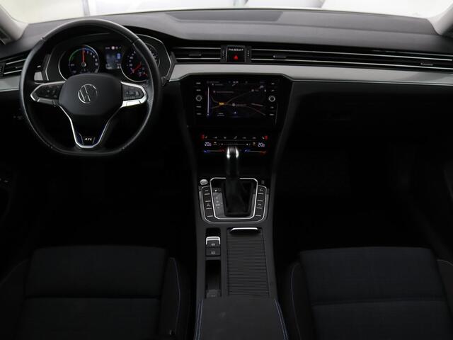 Volkswagen PASSAT 1.4 TSI PHEV GTE | Stoelverwarming | Massage | Carplay | Camera | Adaptive cruise | Matrix LED | Navigatie | Memory | Sfeerverlichting