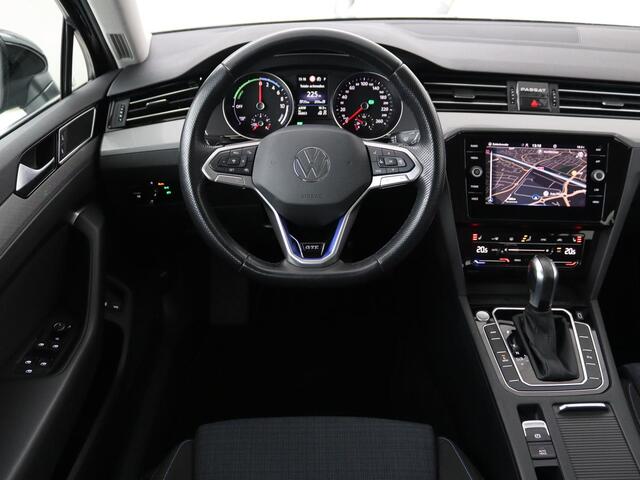 Volkswagen PASSAT 1.4 TSI PHEV GTE | Stoelverwarming | Camera | Adaptive cruise | Matrix LED | Massage | Carplay | Navigatie | Side Assist