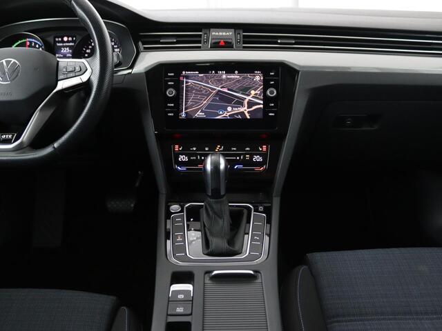 Volkswagen PASSAT 1.4 TSI PHEV GTE | Stoelverwarming | Camera | Adaptive cruise | Matrix LED | Massage | Carplay | Navigatie | Side Assist