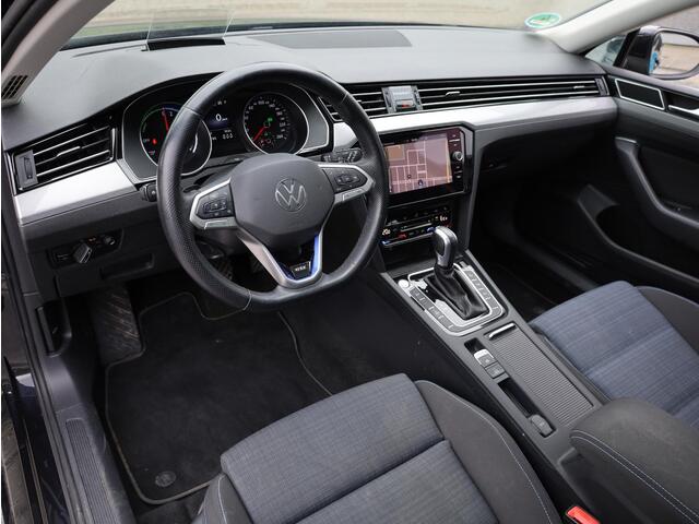 Volkswagen PASSAT GTE Panodak | Head-up | Keyless | Camera | Elektrische kofferklep | Dodehoek | Trekhaak |