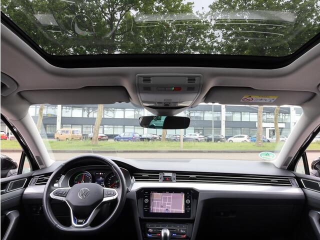 Volkswagen PASSAT GTE Panodak | Head-up | Keyless | Camera | Elektrische kofferklep | Dodehoek | Trekhaak |