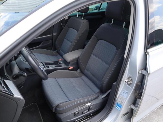 Volkswagen PASSAT GTE Panodak | Head-up | Virtual | Keyless | Camera | Memory | Trekhaak |