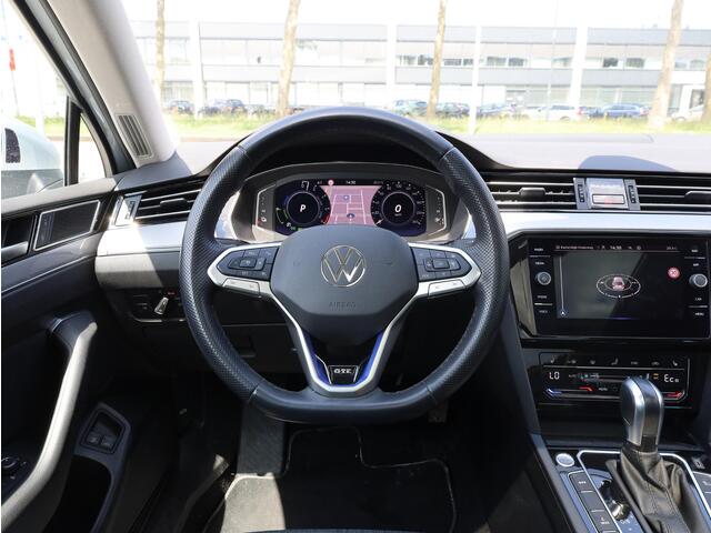 Volkswagen PASSAT GTE Panodak | Head-up | Virtual | Keyless | Camera | Memory | Trekhaak |