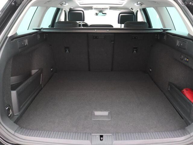 Volkswagen PASSAT Variant 1.4 TSI PHEV GTE Business 218PK DSG Pano-Schuifdak, Adaptieve Cruise Controle, Side Assist, Keyless, Matrix LED-verlichting, Elektr. Achterklep, Stoel-Stuurverwarming, Trekhaak, 18" LM Velgen
