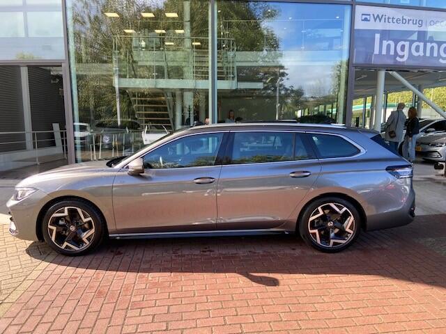 Volkswagen PASSAT Variant 1.5 eTSI R-Line Business DSG/ Metallic/ Led/ Panoramadak/ Zwenkhaak/ Digitale Cockpit/ R Line Int + Ext/ Parkeersensoren/ 18 lmv
