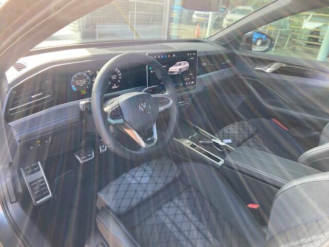 Volkswagen PASSAT Variant 1.5 eTSI R-Line Business DSG/ Metallic/ Led/ Panoramadak/ Zwenkhaak/ Digitale Cockpit/ R Line Int + Ext/ Parkeersensoren/ 18 lmv