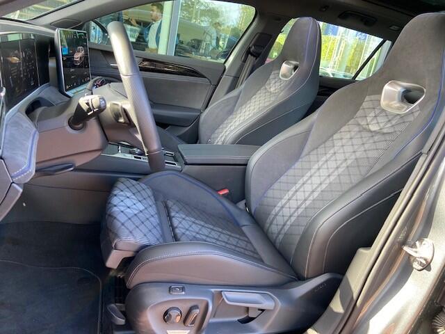 Volkswagen PASSAT Variant 1.5 eTSI R-Line Business DSG/ Metallic/ Led/ Panoramadak/ Zwenkhaak/ Digitale Cockpit/ R Line Int + Ext/ Parkeersensoren/ 18 lmv