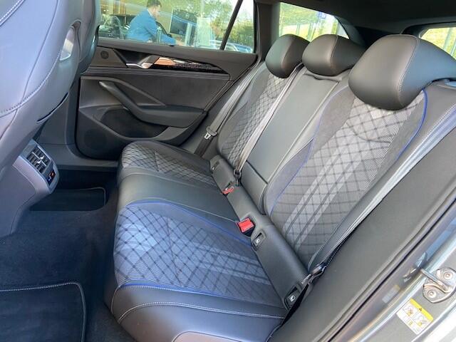 Volkswagen PASSAT Variant 1.5 eTSI R-Line Business DSG/ Metallic/ Led/ Panoramadak/ Zwenkhaak/ Digitale Cockpit/ R Line Int + Ext/ Parkeersensoren/ 18 lmv