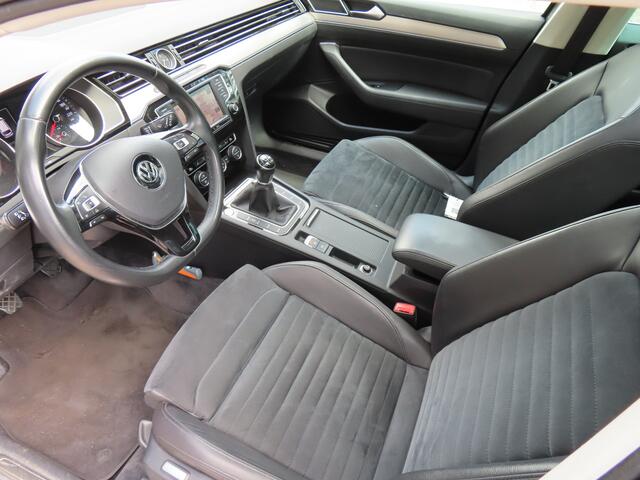 Volkswagen PASSAT Variant 1.6 TDI Connected Series Plus*Panoramadak*EXPORTPRIJS*