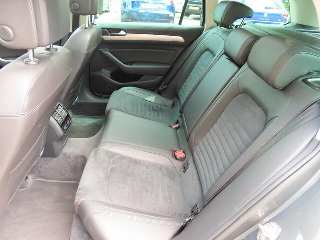 Volkswagen PASSAT Variant 1.6 TDI Connected Series Plus*Panoramadak*EXPORTPRIJS*