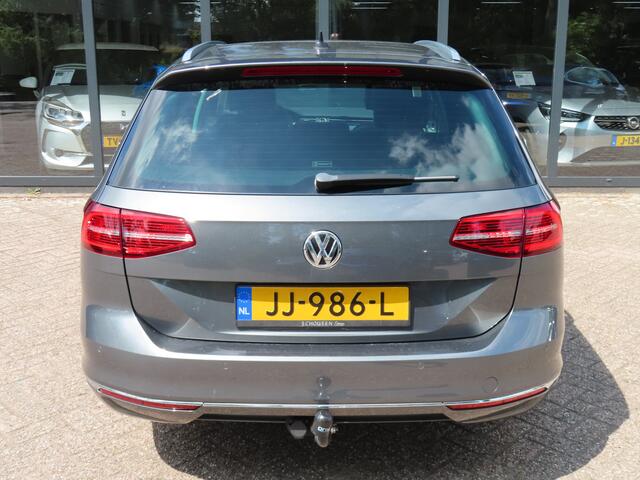Volkswagen PASSAT Variant 1.6 TDI Connected Series Plus*Panoramadak*EXPORTPRIJS*