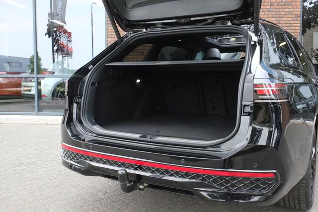Volkswagen PASSAT Variant 1.5 eHybrid R-Line Edition Panoramadak, Trekhaak, Head-up display, 360° camera
