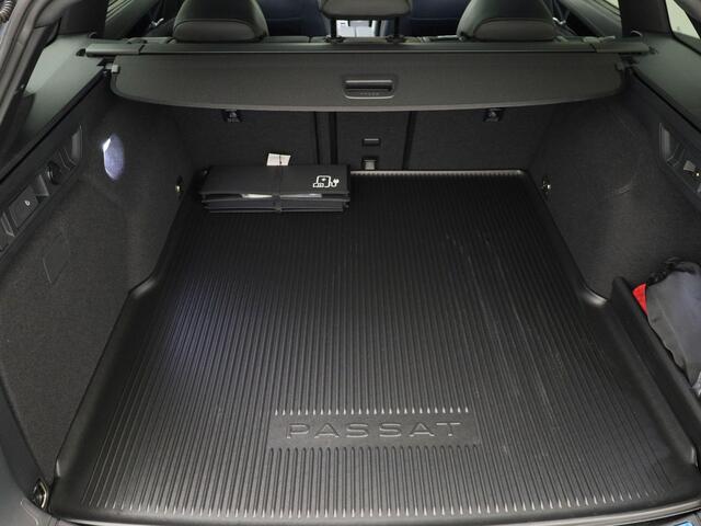 Volkswagen PASSAT Variant 1.5 eHybrid R-Line Edition 204 PK l Panoramadak l Black Style pakket