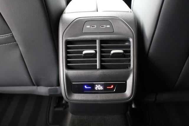 Volkswagen PASSAT Variant 1.5 eHybrid Business Plugin Navigatie | Trekhaak | Stoelverwarming | El. achterklep