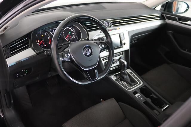 Volkswagen PASSAT Variant 1.6 TDI Highline, LED, ACC, Navigatie, Bluetooth, Trekhaak