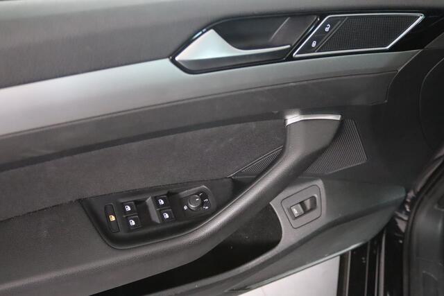 Volkswagen PASSAT Variant 1.6 TDI Highline, LED, ACC, Navigatie, Bluetooth, Trekhaak