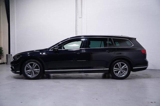 Volkswagen PASSAT Variant 1.5 TSI R-Line Business + Apple-carplay DAB ACC NAP stoelverwarming digi-cockpit navigatie sportinterieur trekhaak private-glas electrische achterklep camera
