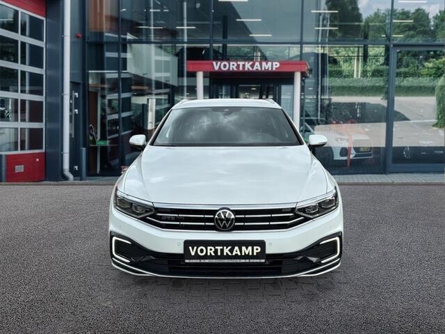 Volkswagen PASSAT 1.4 TSI DSG GTE TREKHAAK/CAMERA/NAVI/ACC/CARPLAY/E-KLEP/STOELVERW