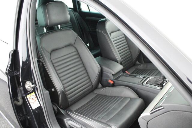 Volkswagen PASSAT Variant 1.5 TSI 150pk DSG R-Line Business + Trekhaak Camera Leder Keyless Led Stoelverwarming Virtual Cockpit
