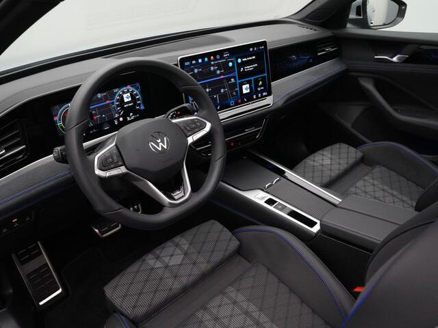 Volkswagen PASSAT Variant 1.5 eHybrid 204 pk DSG R-Line Edition | Panoramadak | IQ Light | Trekhaak | Stoel-/stuurverwarming | Adaptive Cruise | Park Assist | 19 inch