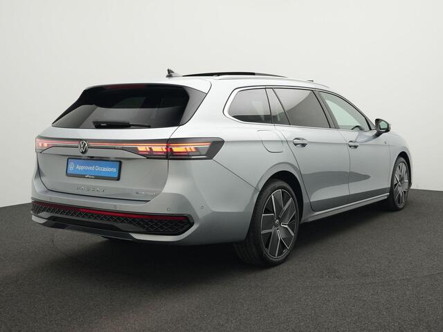 Volkswagen PASSAT Variant 1.5 eHybrid 204 pk DSG R-Line Edition | Panoramadak | IQ Light | Trekhaak | Stoel-/stuurverwarming | Adaptive Cruise | Park Assist | 19 inch