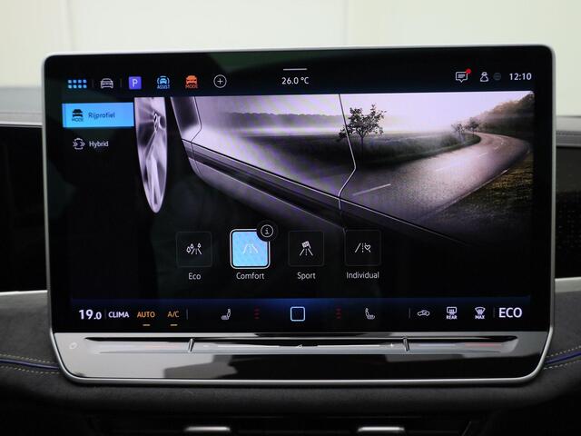 Volkswagen PASSAT Variant 1.5eHybrid 200kW/272PK R-Line DSG · Panoramadak · Navigatie · 360° Camera + Parkeersensoren · Garantie t/m 30-07-2029 of 100.000km
