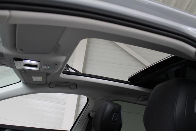Volkswagen PASSAT Variant 1.5 eTSI Elegance Navigatie | Panoramadak | H.U.D. | 18" Velgen