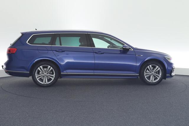 Volkswagen PASSAT Variant 1.5 TSI R-Line Business + Trekhaak Camera Keyless Stoelverwarming Virtual Cockpit Navigatie