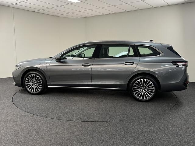 Volkswagen PASSAT Variant 1.5 eHybrid Elegance Business 204 PK Model 2025 Camera / Head Up / Trekhaak / IQ.Light / Park Assist / Airco