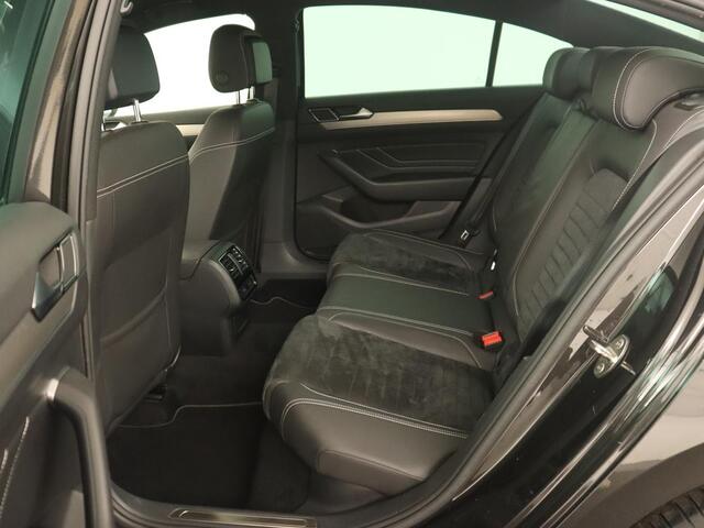 Volkswagen PASSAT 1.5 TSI Elegance Business R | Leder/Alcantara | Keyless | Stoelverwarming | Carplay | Navigatie | Full LED | Getint glas | Climate control | Virtual Cockpit
