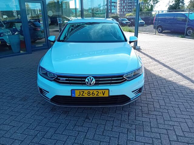 Volkswagen PASSAT Variant 1.4 TSI GTE Highline Automaat Hybride, Airco(automatisch), Multimediasysteem, Bluetooth, Navigatie, Parkeersensoren, Stoelverwarming, Cruise control adaptief, Dimlicht automatisch,Comfortstoel, Keyless go, Elektrische ramen en spiegels, Zeer nette