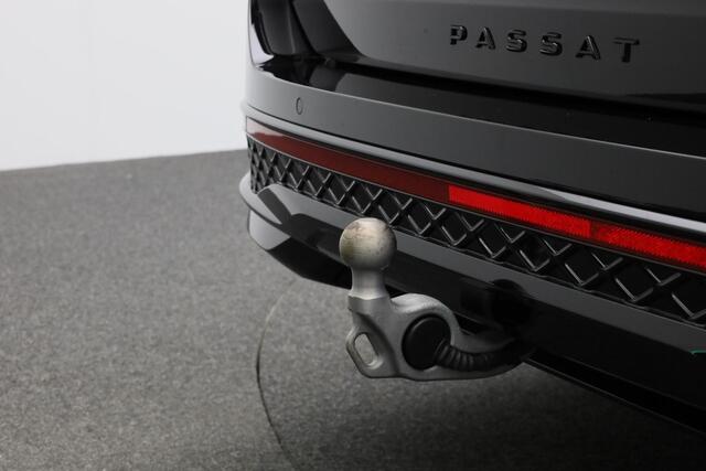 Volkswagen PASSAT Variant 1.5 eTSI 150 pk DSG R-Line Business | Black Style | Panoramadak | Trekhaak | IQ Light | Head-up display | Standkachel | Keyless | Rondomzicht camera | Navigatie | 18 inch | ACC