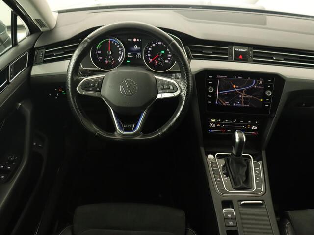 Volkswagen PASSAT 1.4 TSI PHEV GTE | Stoelverwarming | Massage | Leder/Alcantara | Camera | Carplay | Navigatie | Matrix LED | Adaptive cruise | Climate control | 18'' lichtmetalen velgen